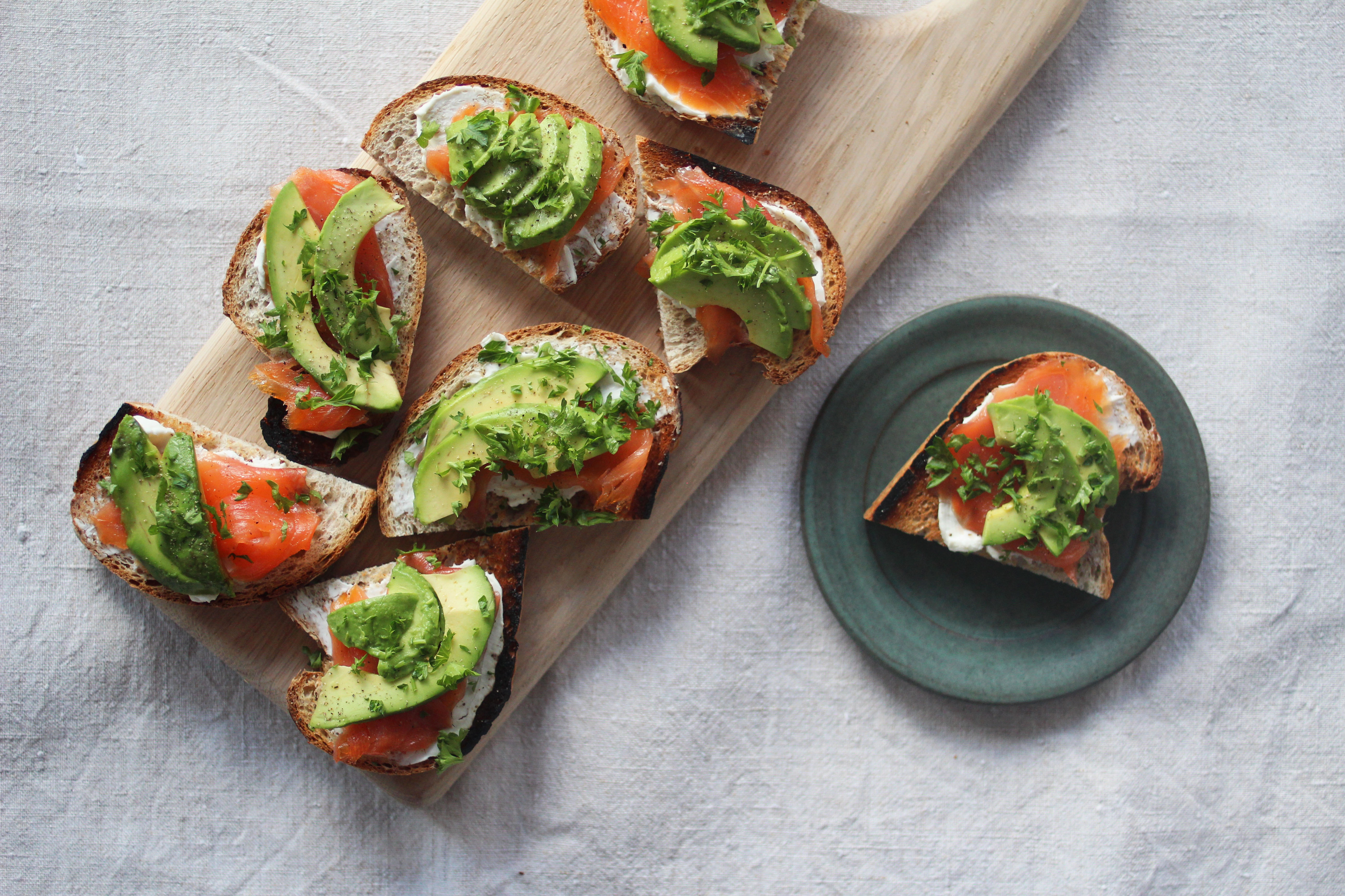 Bruschetta med kremost, røkelaks og avokado