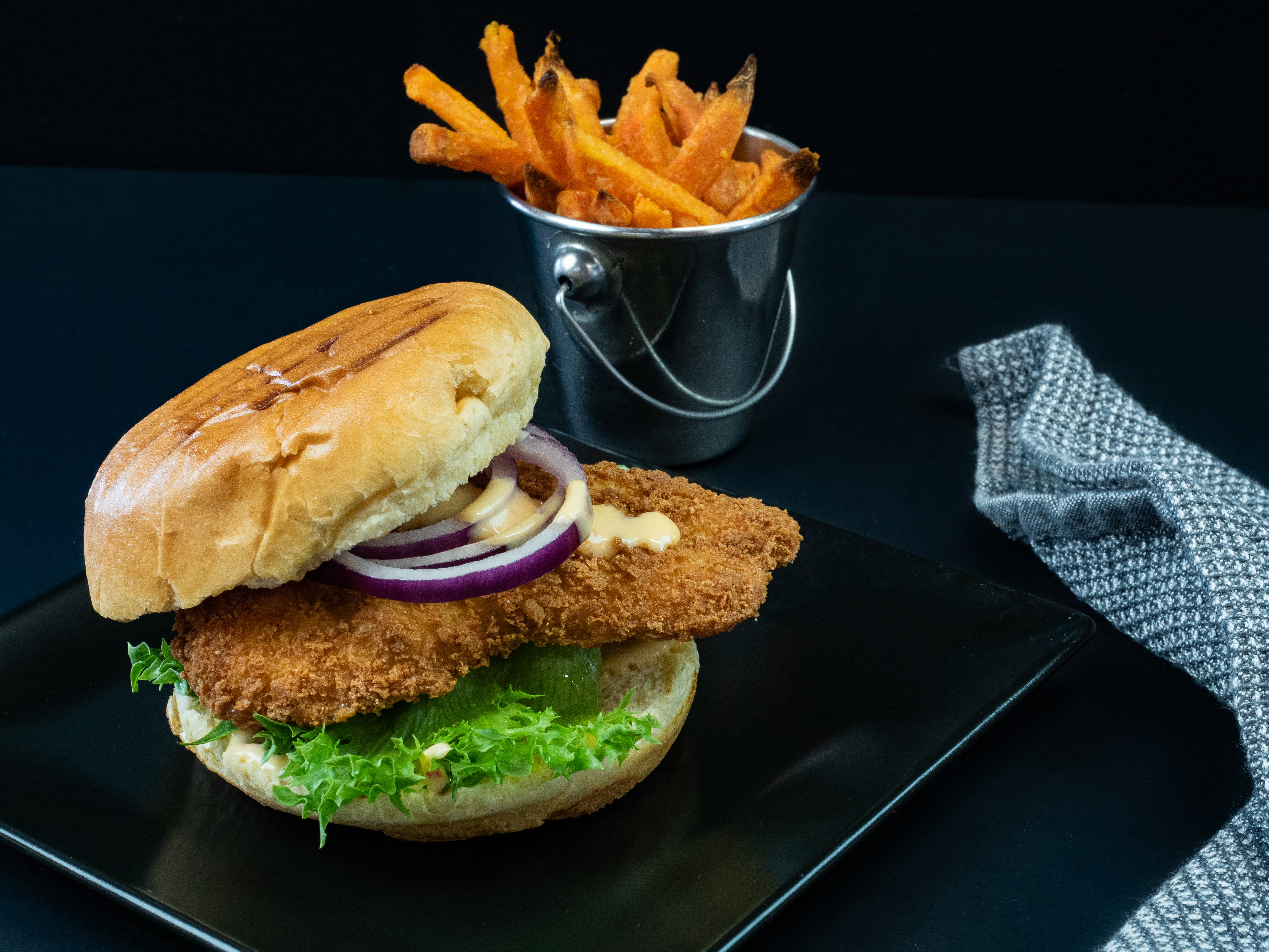 Crispy fiskeburger, chilimajones og søtpotetfries