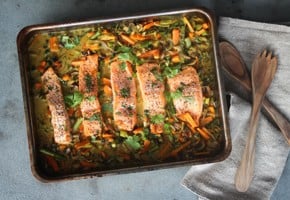 Laks i form med ingefær, karri og kokosmelk