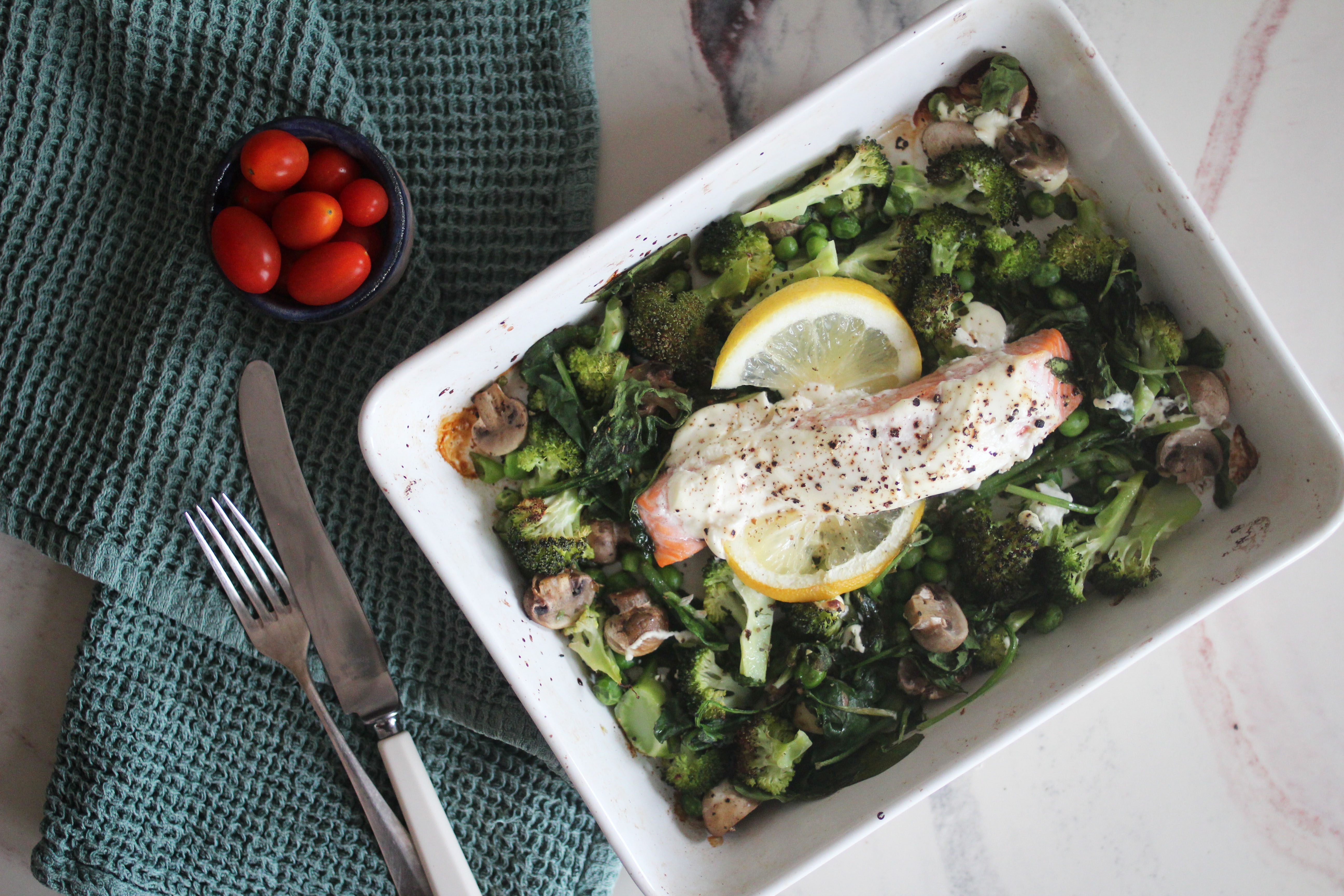 Ugnsbakad lax med crème fraiche och broccoli