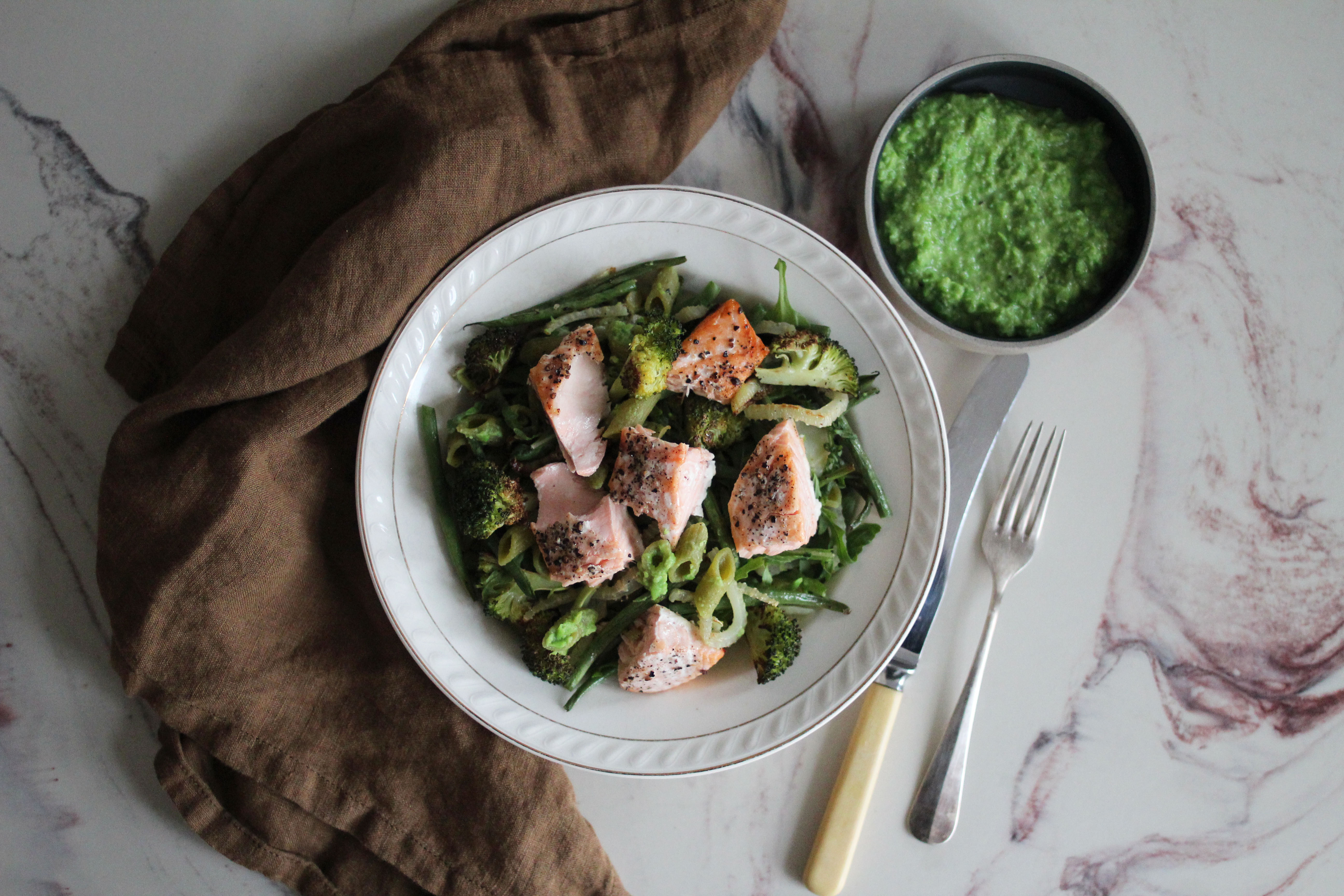 Ovnsbakt laks med pastasalat