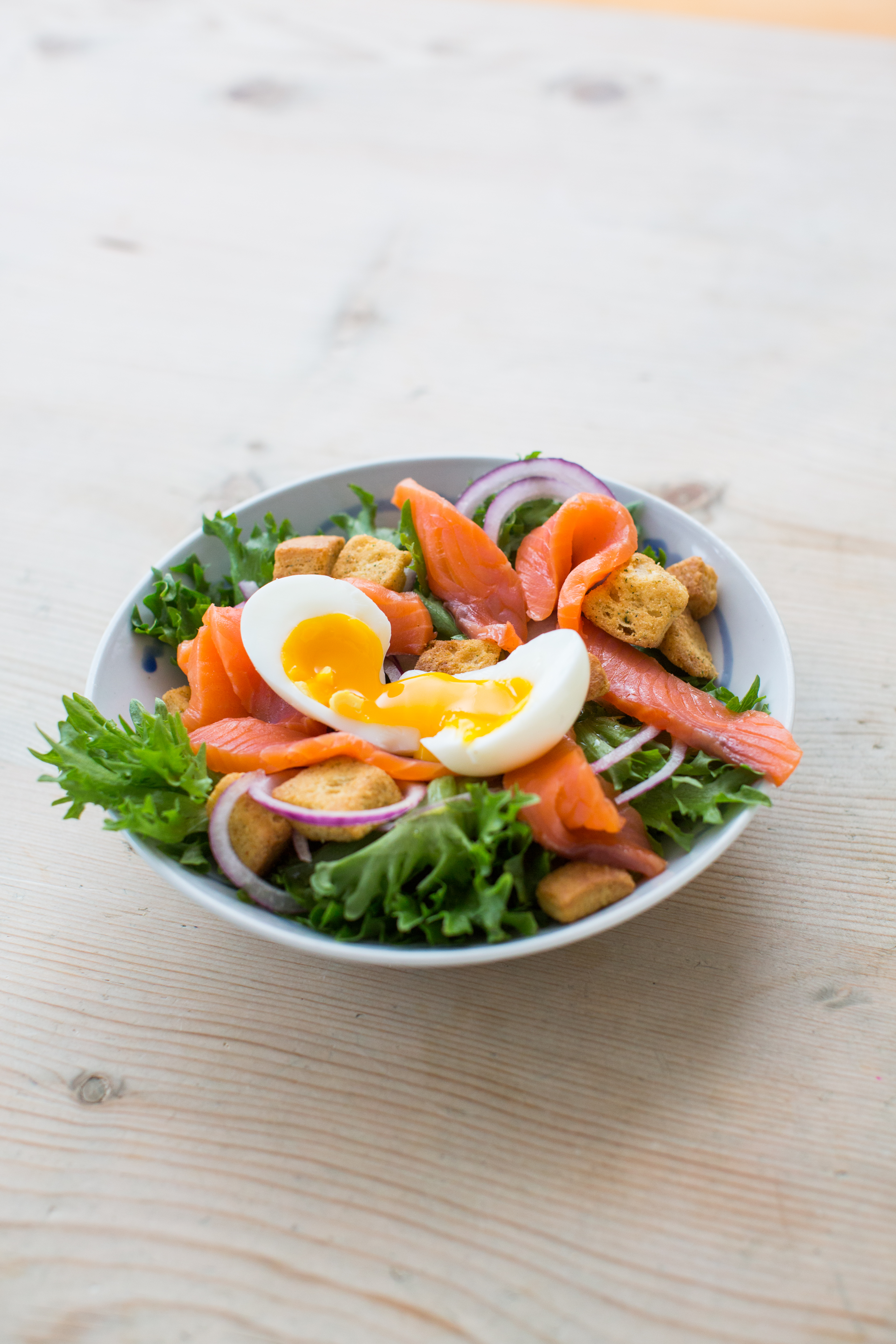 Spröd sallad med rökt lax och ägg
