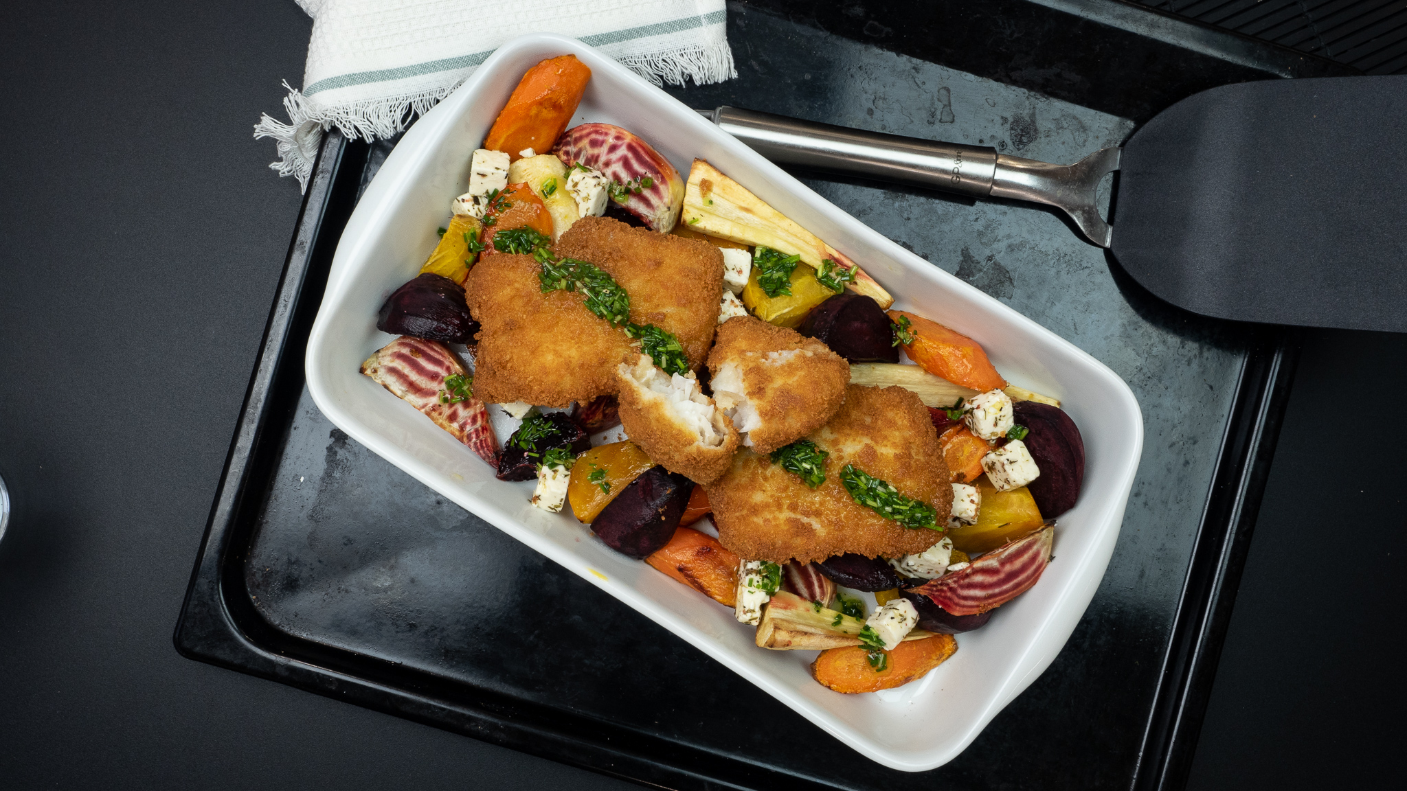 Sprøpanert torsk med ovnsbakte rotgrønnsaker, fetaost og sitronolje med gressløk